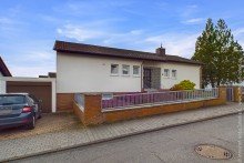 Strassenansicht Freistehendes Einfamilienhaus mit gro�em Sonnengarten