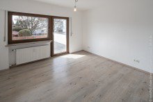 Zimmer EG-Whg. Freistehendes 3-Familienhaus (komplett frei)
