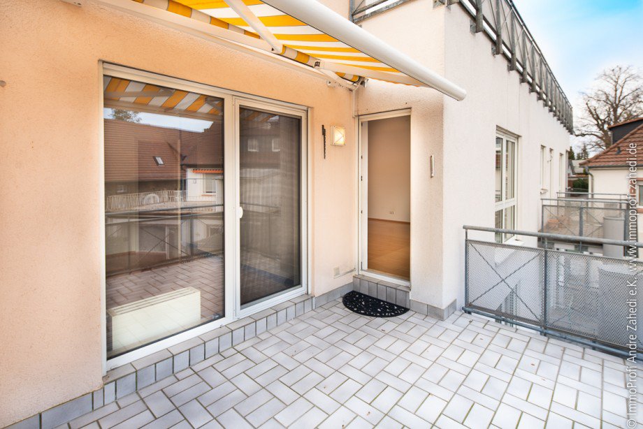 Balkon mit elektr. Markise Dachgeschosswohnung Darmstadt