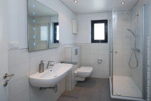 Duschbad im EG Freistehendes 2-Familienhaus mit Anbau in Gross-Zimmern