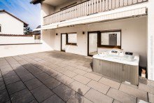 Sonnenterrasse mit Jacuzzi Freistehendes 3-Familienhaus (komplett frei)