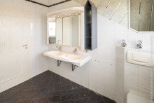 Badezimmer DG-Whg. Freistehendes 3-Familienhaus (komplett frei)