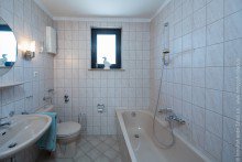 Tageslichtbad im OG Freistehendes 2-Familienhaus mit Anbau in Gross-Zimmern