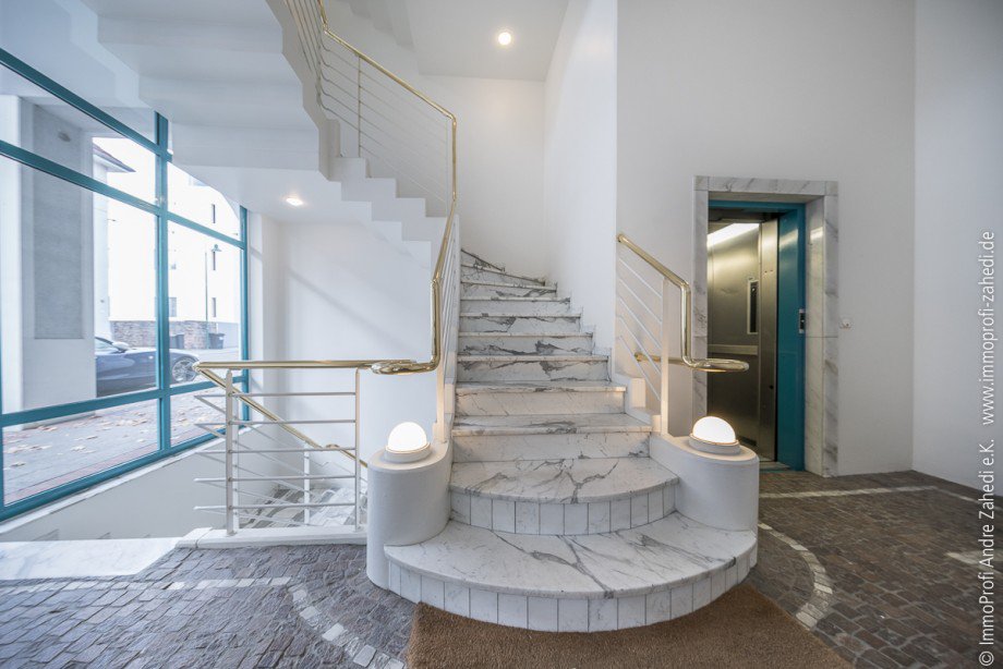 Hauseingang mit Aufzug Etagenwohnung Darmstadt