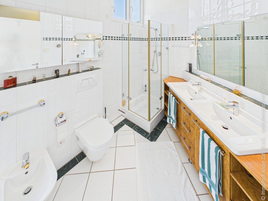 Tageslichtbad im DG Doppelhaush�lfte Seeheim-Jugenheim