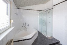 Badezimmer DG-Whg. Freistehendes 3-Familienhaus (komplett frei)