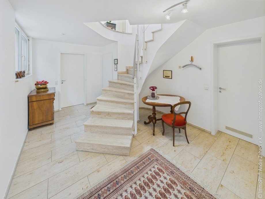 Eingansdiele u. Treppe im EG Doppelhaush�lfte Seeheim-Jugenheim