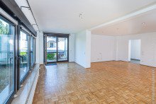 Wohn- und Esszimmer im EG Freistehendes 2-Familienhaus mit Anbau in Gross-Zimmern