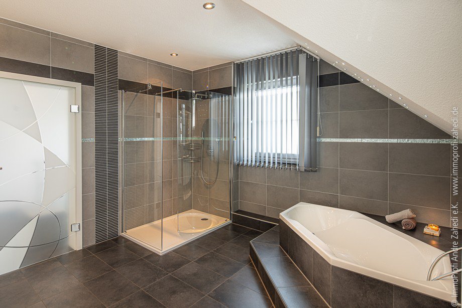 Badezimmer im DG Einfamilienhaus Gernsheim