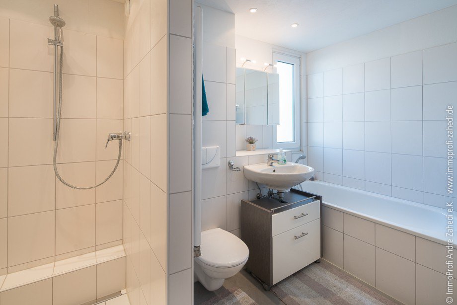 Tageslichtbad im OG Reihenendhaus Weiterstadt