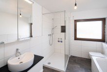 Badezimmer 1.OG-Whg. Freistehendes 3-Familienhaus (komplett frei)