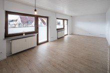 Wohnzimmer 1.OG-Whg. Freistehendes 3-Familienhaus (komplett frei)
