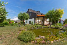 Blick vom Garten mit Teich Freistehendes Einfamilienhaus mit Wintergarten in Gro�-Bieberau +VERKAUFT+