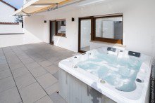 Terrasse mit Jacuzzi Freistehendes 3-Familienhaus (komplett frei)