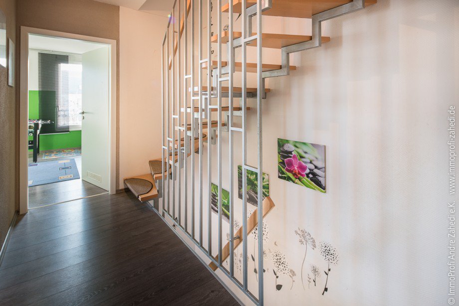 Flur/Treppe im OG Reihenendhaus Weiterstadt