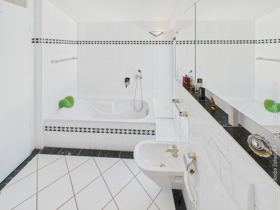 Tageslichtbad im DG Doppelhaush�lfte Seeheim-Jugenheim