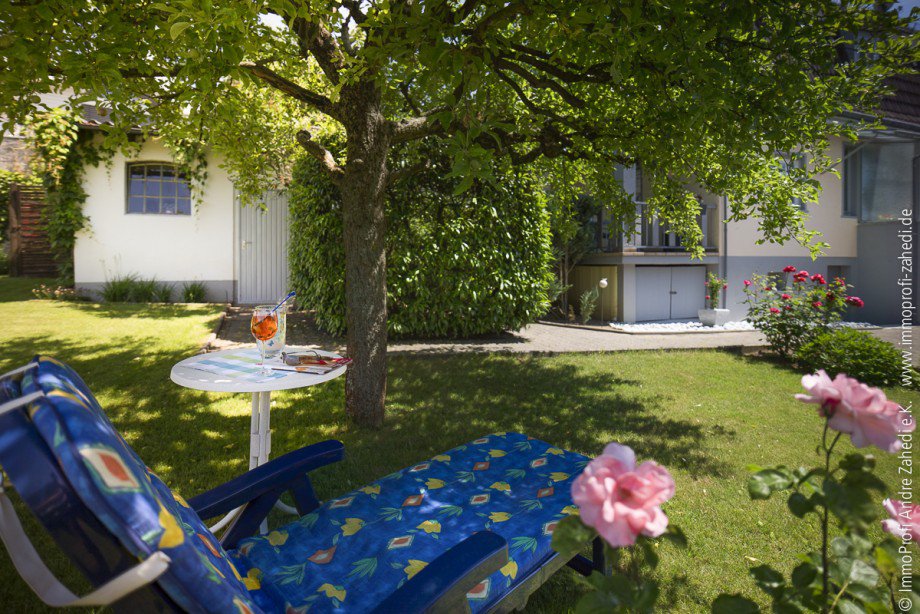 Schatten unter Apfelbaum Einfamilienhaus Ober-Ramstadt