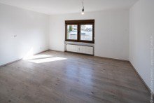 Zimmer EG-Whg. Freistehendes 3-Familienhaus (komplett frei)