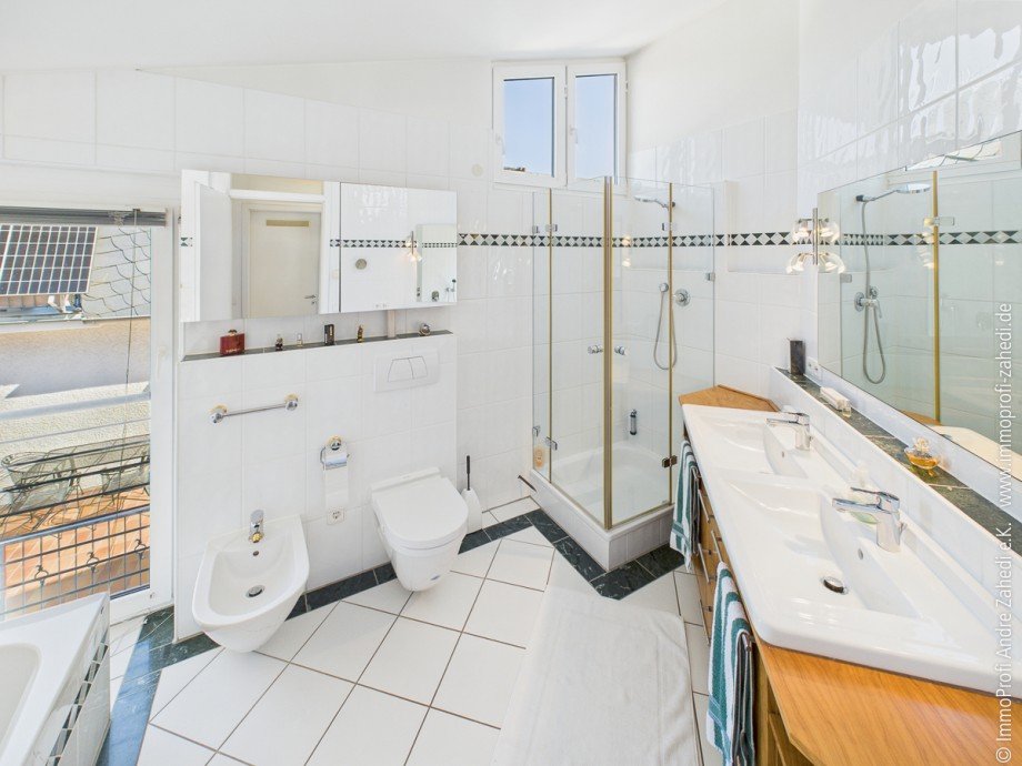 Tageslichtbad im DG Doppelhaush�lfte Seeheim-Jugenheim