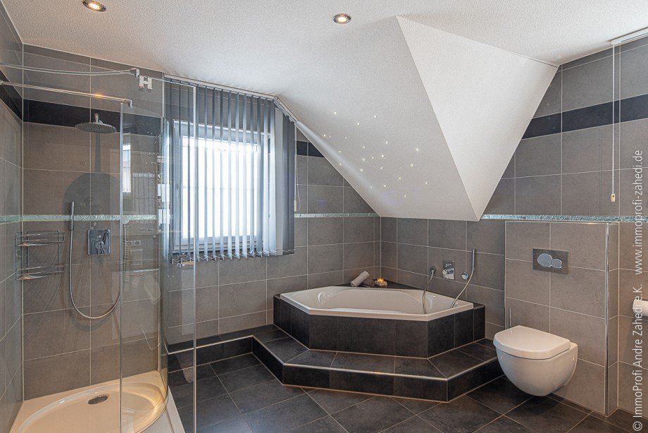 Badezimmer im DG Einfamilienhaus Gernsheim