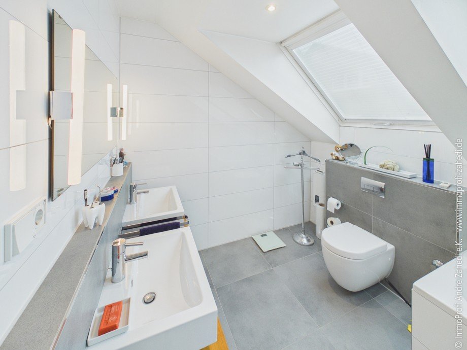 Badezimmer im DG Doppelhaush�lfte Weiterstadt / Braunshardt