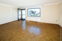 Wohnzimmer im OG Freistehendes 2-Familienhaus mit Anbau in Gross-Zimmern