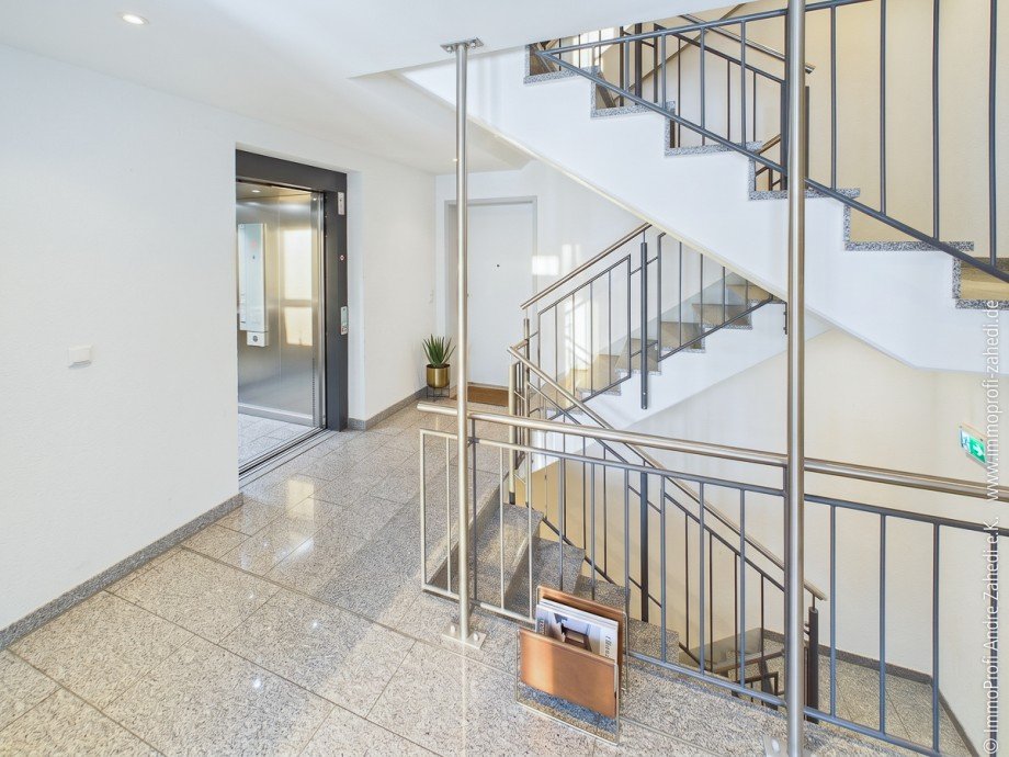 Treppenhaus mit Aufzug Etagenwohnung Frankfurt am Main