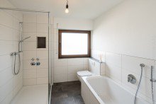 Badezimmer 1.OG-Whg. Freistehendes 3-Familienhaus (komplett frei)