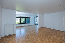 Wohn- und Esszimmer im EG Freistehendes 2-Familienhaus mit Anbau in Gross-Zimmern