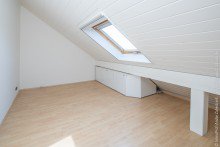 Zimmer DG-Whg. Freistehendes 3-Familienhaus (komplett frei)