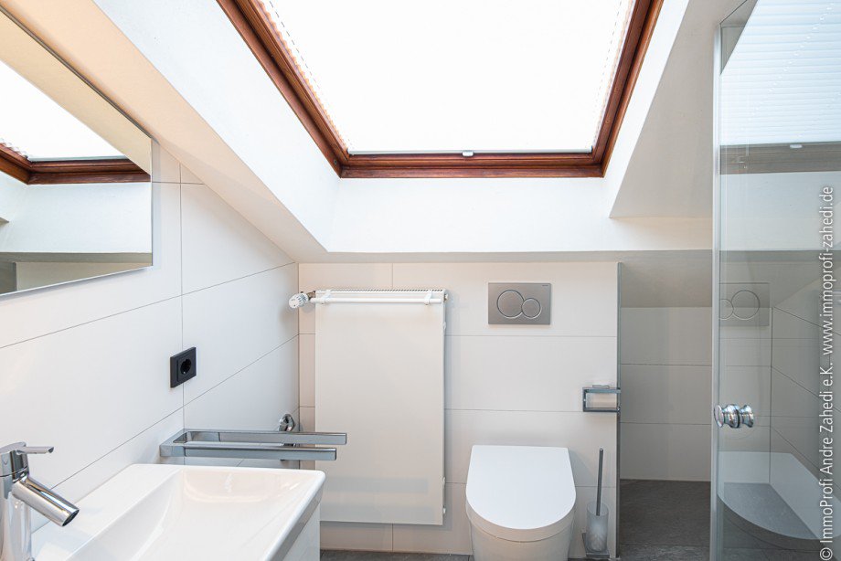 Duschbad im DG Doppelhaush�lfte Seeheim-Jugenheim