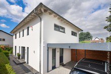 Hauseingang und Carport Exklusives freistehendes Einfamilienhaus +VERKAUFT+
