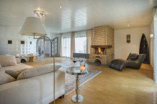 Wohnzimmer mit Kamin & Kachelofen Freistehendes Landhaus in Sylter Reethaus Stil+VERKAUFT+