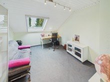 Zimmer im DG Exklusive Doppelhaush�lfte mit Traumgarten - Weiterstadt-Braunshardt +VERKAUFT+