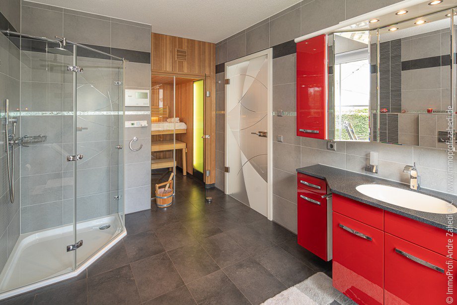 Duschbad mit Sauna im EG Einfamilienhaus Gernsheim