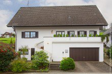 Eingangsansicht Freistehendes Einfamilienhaus mit ELW in M�hltal +VERKAUFT+