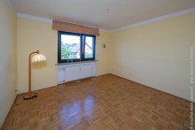 Zimmer im OG Freistehendes 2-Familienhaus mit Anbau in Gross-Zimmern