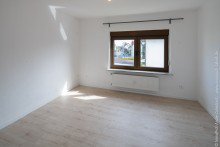 Zimmer 1.OG-Whg. Freistehendes 3-Familienhaus (komplett frei)