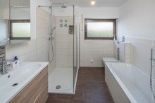 Badezimmer EG-Whg. Freistehendes 3-Familienhaus (komplett frei)