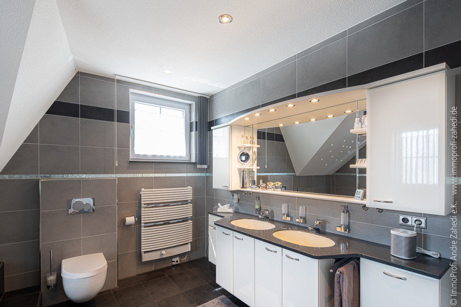 Badezimmer im DG Einfamilienhaus Gernsheim