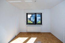 Zimmer im EG Freistehendes 2-Familienhaus mit Anbau in Gross-Zimmern