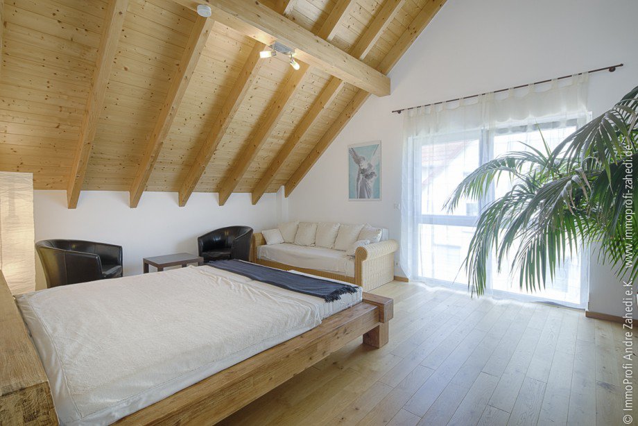 Zimmer im DG Einfamilienhaus Griesheim