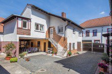 Blick von Stallungen auf Zweithaus Ehemalige Hofreite f�r 2-3 Generationen in Erzhausen +VERKAUFT+