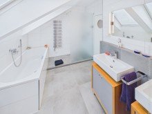 Badezimmer im DG Exklusive Doppelhaush�lfte mit Traumgarten - Weiterstadt-Braunshardt +VERKAUFT+