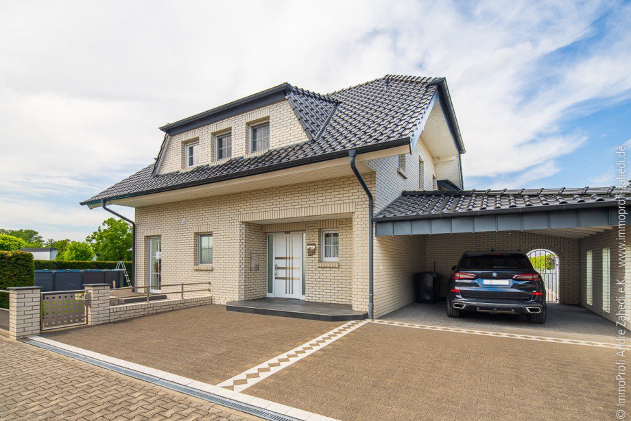 Hauseingang mit Doppelcarport Einfamilienhaus Gernsheim