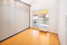 Schlafzimmer mit Einbauschrank 3-Zimmer-Dachgescho�-ETW mit Balkon in Darmstadt-Eberstadt +VERKAUFT+