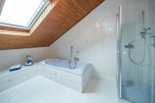 Badezimmer im DG Einfamilienhaus mit ELW in M�hltal