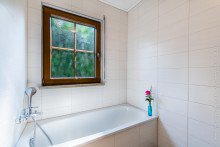 Tageslicht Bad mit Wanne Freistehendes 1-2 Familienhaus mit Fernblick +VERKAUFT+