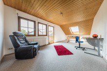 Zimmer mit Balkon DG Freistehendes 1-2 Familienhaus mit Fernblick +VERKAUFT+