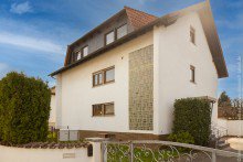 Blick von Stra�e Freistehendes 3-Familienhaus (komplett frei)